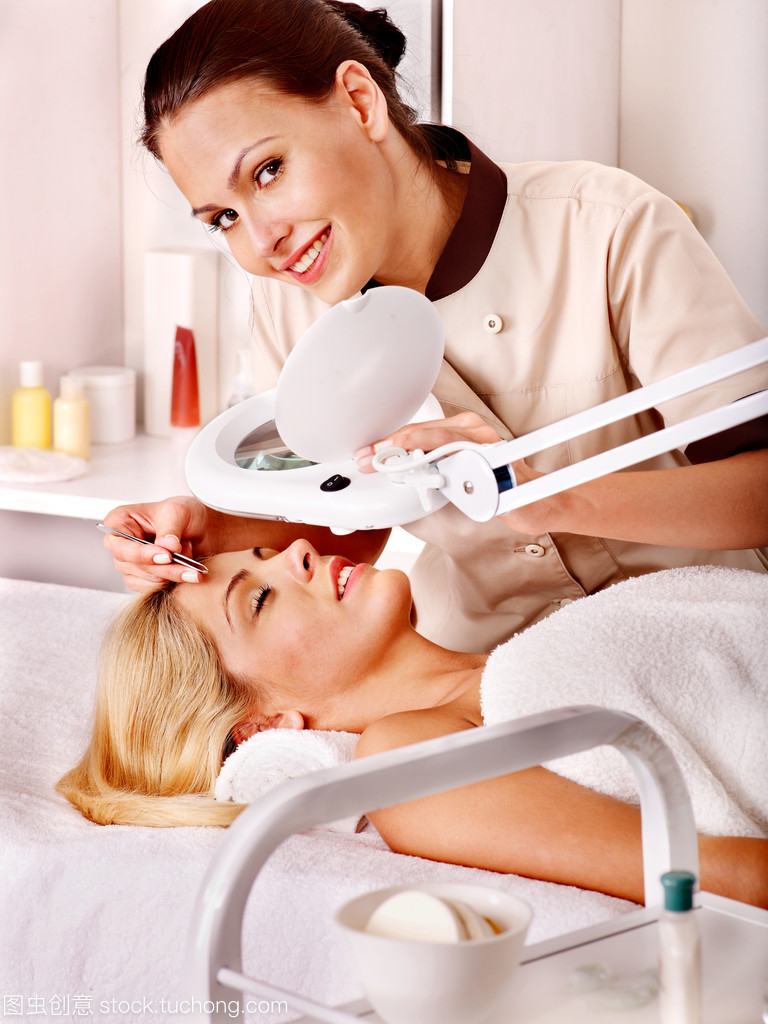 打造精致眉形，美容師的專(zhuān)業(yè)眉部打理——Tweezing美容服務(wù)